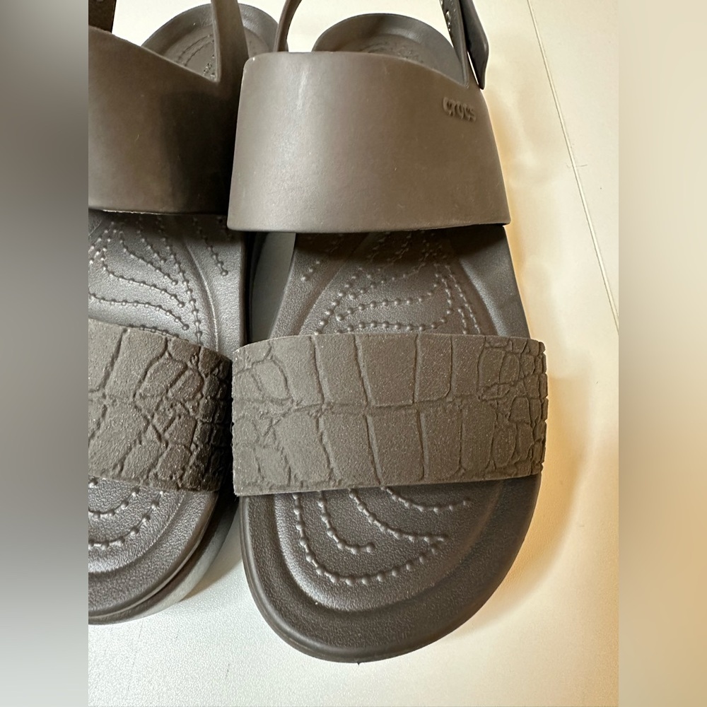 Like New Crocs Women's Brooklyn Low Wedge Sandals Size 7 Dark Brown Textured - Picture 3 of 7